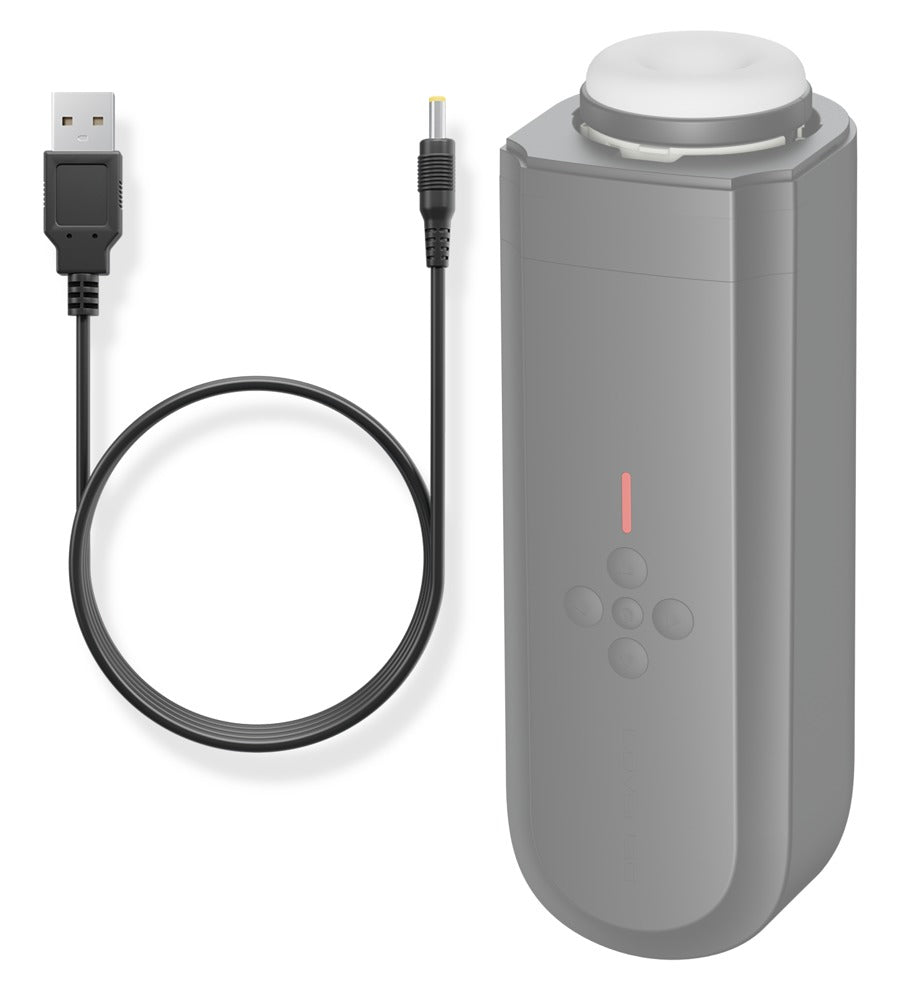 Lovense Solace Masturbator mit passendem USB-Ladekabel zur Darstellung der Produktkompatibilität