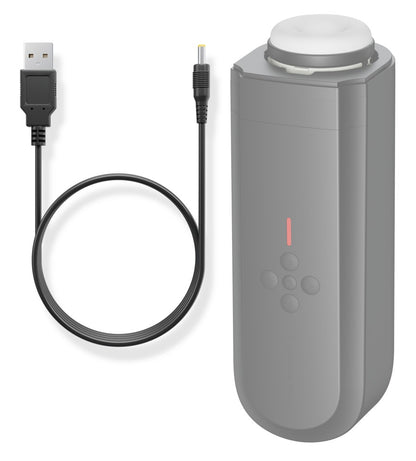 Lovense Solace Masturbator mit passendem USB-Ladekabel zur Darstellung der Produktkompatibilität