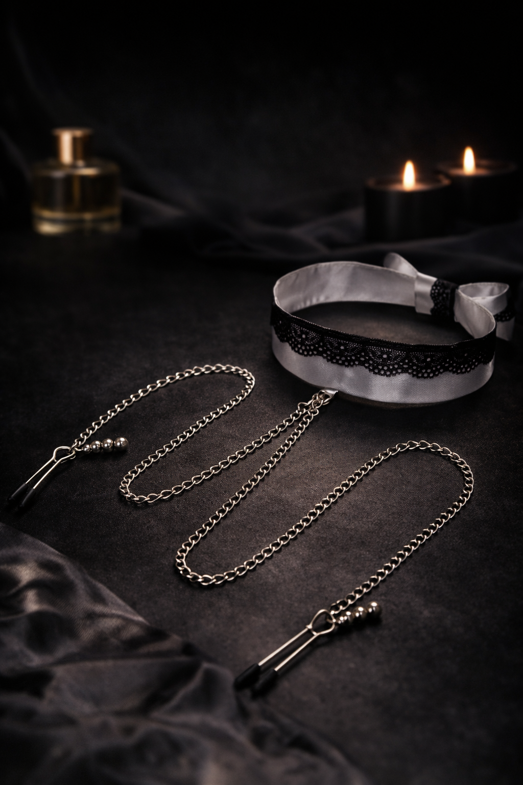 Elegantes Satin Halsband mit abnehmbaren Nippelklemmen
