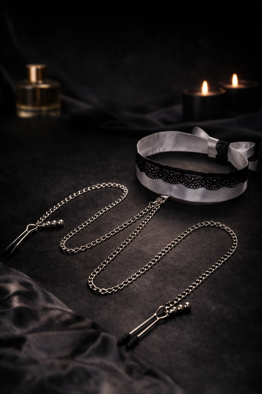 Luxuriöse Inszenierung eines Satin Halsbands mit Ketten auf dunklem Stoff mit sanften Lichtreflexen