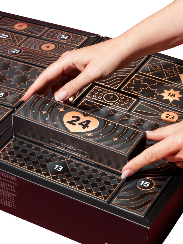 Detailansicht beim Öffnen einer Geschenkbox des Magic Shiver Luxury Erotik-Adventskalenders 2026