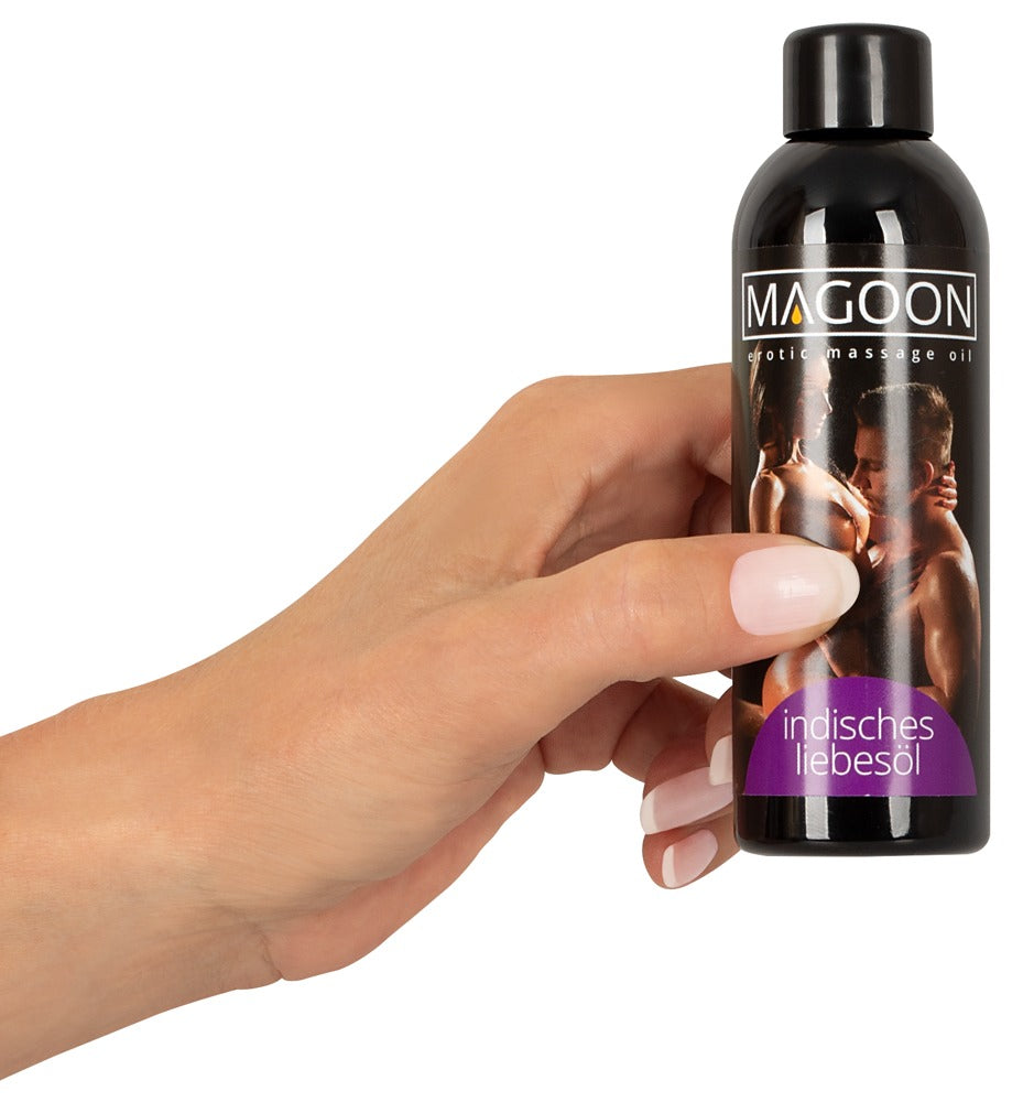 Magoon Indisches Liebesöl Massageöl 100 ml Größenvergleich in der Hand
