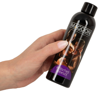 Magoon Indisches Liebesöl Massageöl 200 ml Größenvergleich in der Hand