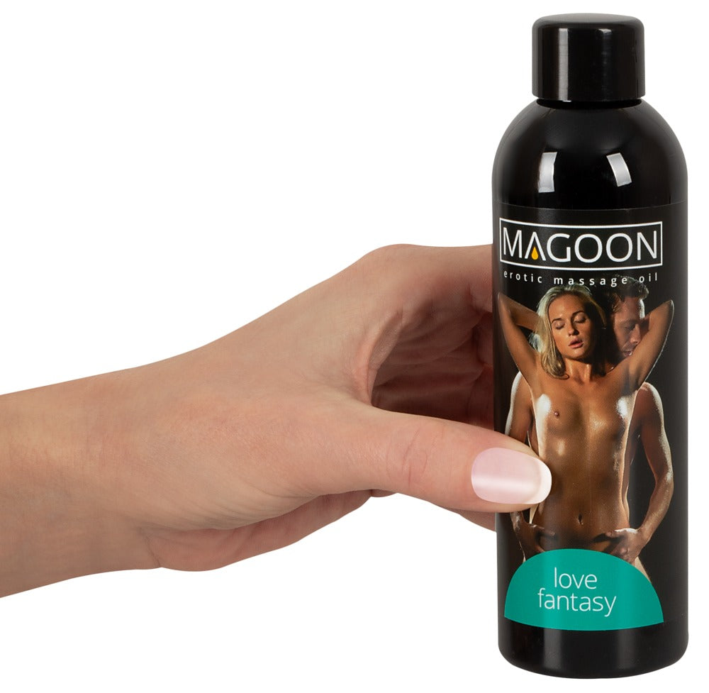 Magoon Love Fantasy Massageöl Flasche in der Hand, hochwertiges Massageöl mit romantischem Duft für entspannende Momente