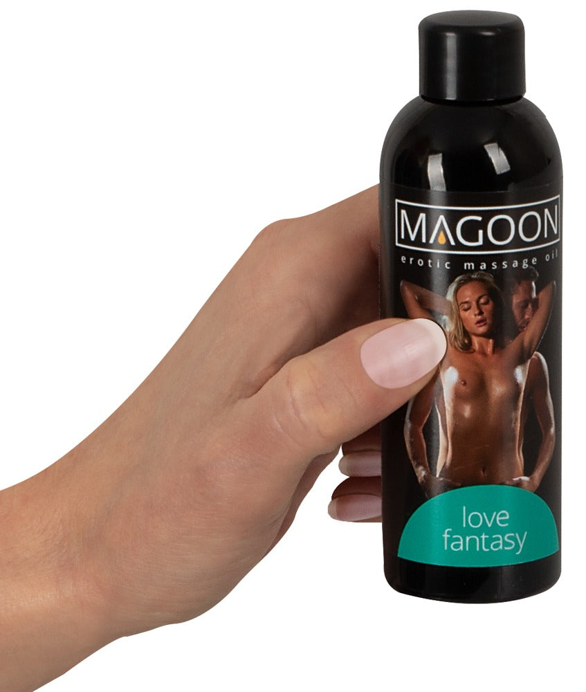 Magoon Love Fantasy Massageöl in der Hand, kompakte Flasche für sinnliche Massage und intime Wellness Rituale