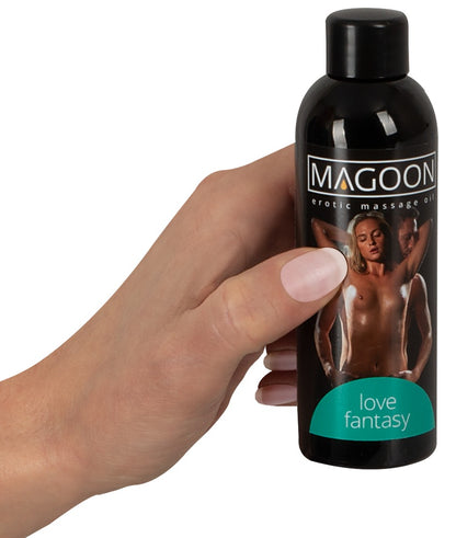 Magoon Love Fantasy Massageöl in der Hand, kompakte Flasche für sinnliche Massage und intime Wellness Rituale