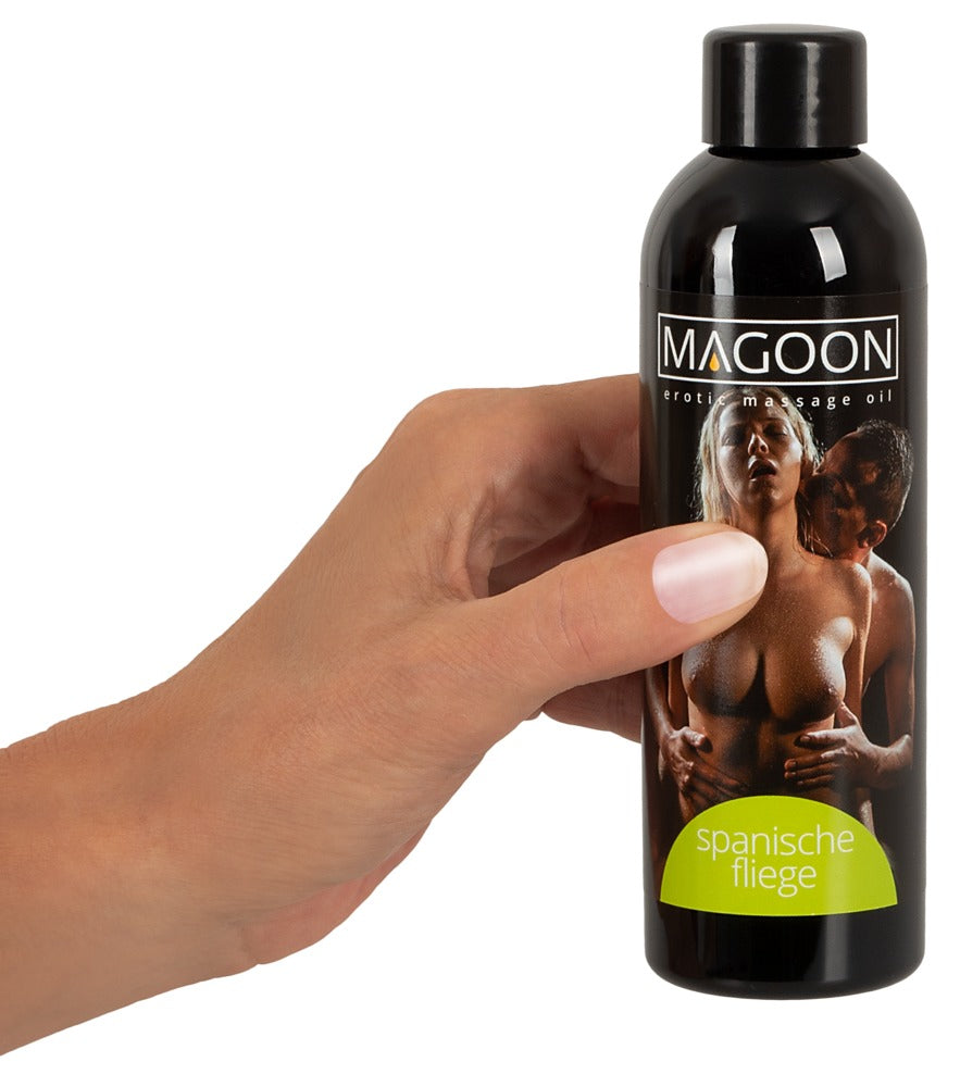 Magoon Massageöl Spanische Fliege 200 ml in der Hand für sinnliche Massageanwendung
