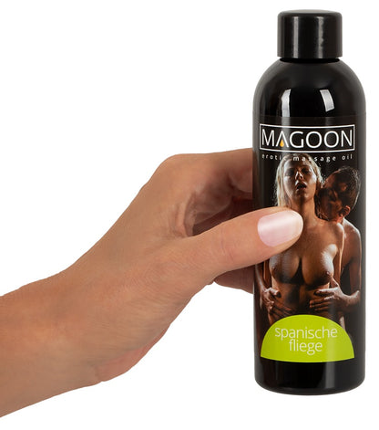 Magoon Massageöl Spanische Fliege 200 ml in der Hand für sinnliche Massageanwendung