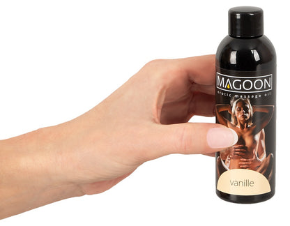 Magoon Massageöl Vanille 100 ml Größenvergleich in Hand