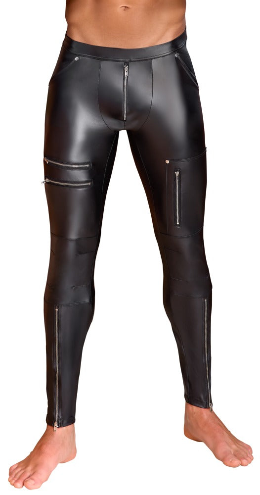 NEK Herren-Hose im schwarzen Mattlook am Model – Frontansicht