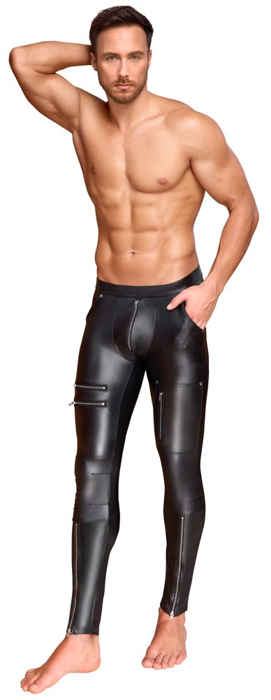 NEK Herren-Hose mit Zip- und Nieten-Details am Model