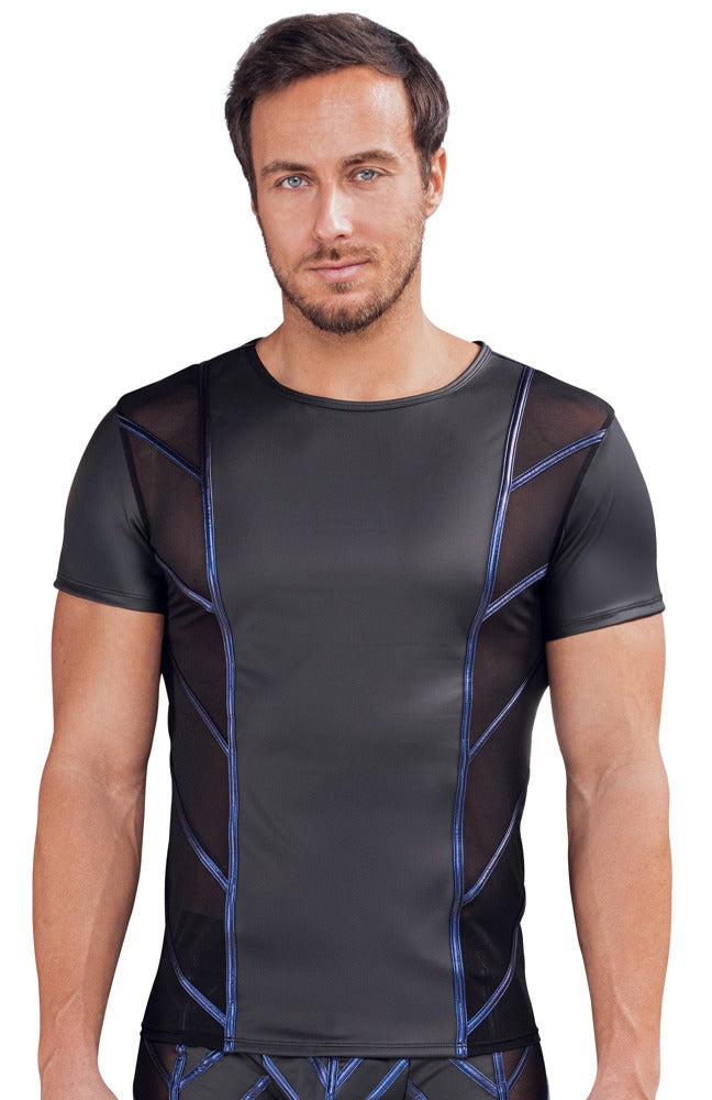 Model im NEK Herren-Shirt mit schwarzem Mattlook, Netz und diagonalen Blue-Metallic-Streifen