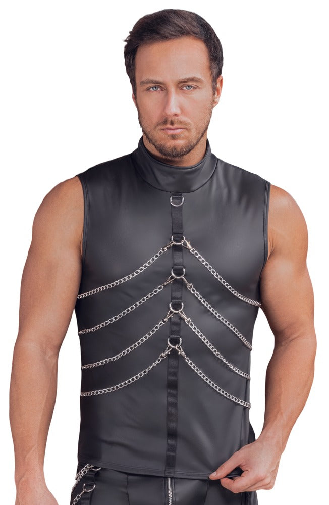 Model im ärmellosen NEK Herren-Shirt mit schwarzem Mattlook, Stehkragen und silberfarbenen Karabinerketten