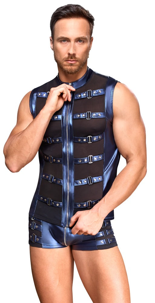 NEK Herren-Shirt im blauen Metallic-Mattlook am Model – Ganzkörperansicht