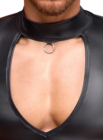 Detailansicht des NEK Mattlook-Shirts mit tiefem V-Cut-out und Frontring am Stehkragen