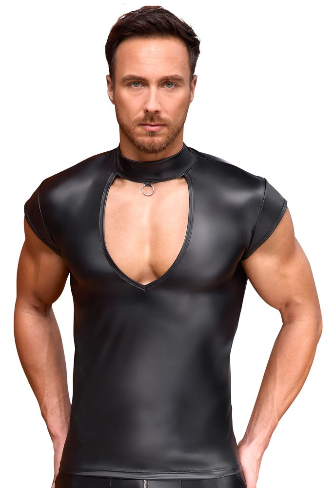 Mann trägt das schwarze NEK Mattlook-Shirt mit V-Cut-out und Frontring in Vorderansicht