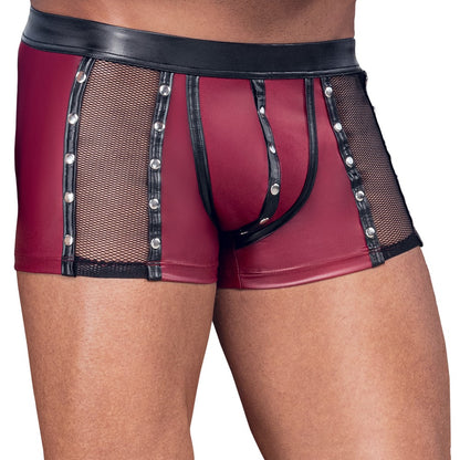 NEK Pants in Rot-Schwarz am Model mit seitlichen Netz-Einsätzen und dekorativen Nieten