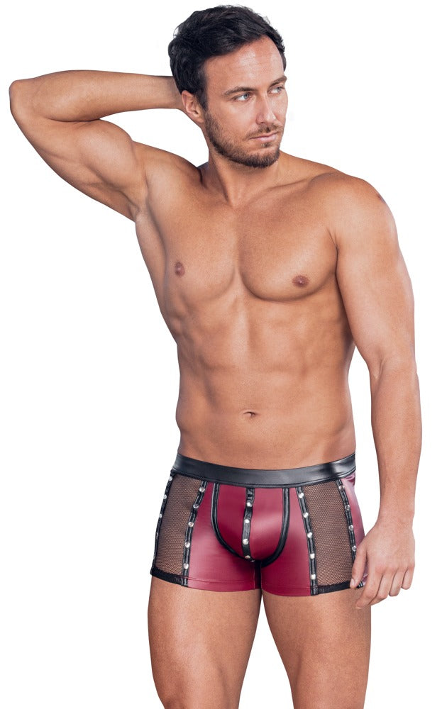 Model in NEK Pants mit rotem Mattlook, schwarzen Netz-Einsätzen und körperbetonter Passform