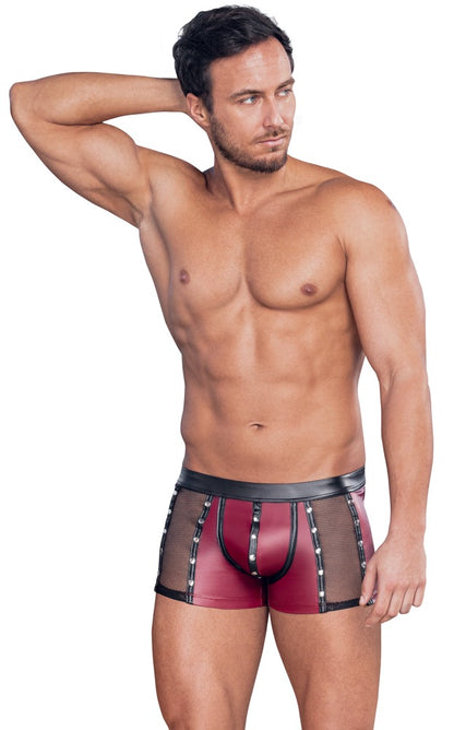 Model in NEK Pants mit rotem Mattlook, schwarzen Netz-Einsätzen und körperbetonter Passform