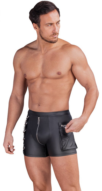 NEK Herren-Pants im schwarzen Mattlook am Model in frontaler Pose mit sichtbarem Front-Reißverschluss