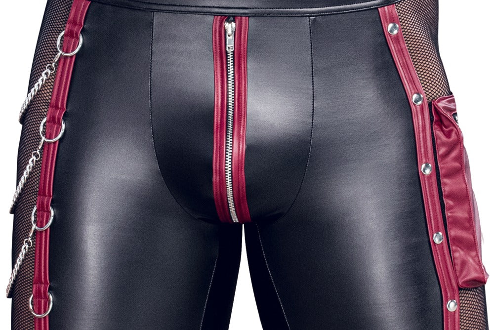 Detailansicht der NEK Pants im schwarzen Mattlook mit rotem Front-Zip und seitlichen Metalldetails