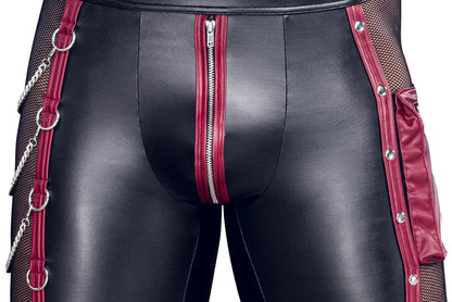 Detailansicht der NEK Pants im schwarzen Mattlook mit rotem Front-Zip und seitlichen Metalldetails