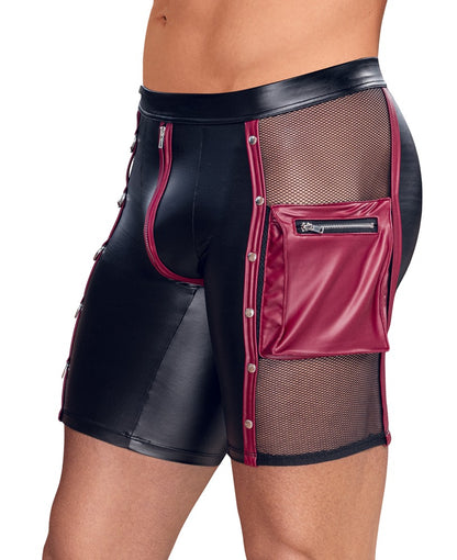 Seitliche Modelansicht der NEK Pants mit Cargotasche, Netz-Einsatz und roten Kontrastdetails