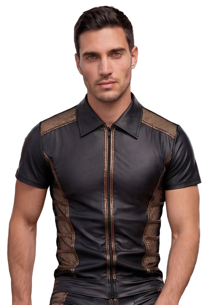 Model trägt das schwarze NEK Wetlook-Halbarm-Shirt mit Bronze-Details, Hemdkragen und Front-Zip von vorn