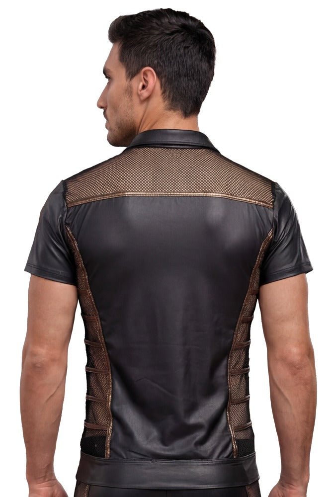 Model trägt das NEK Wetlook-Halbarm-Shirt mit Netz-Einsätzen an Schultern und oberem Rücken von hinten