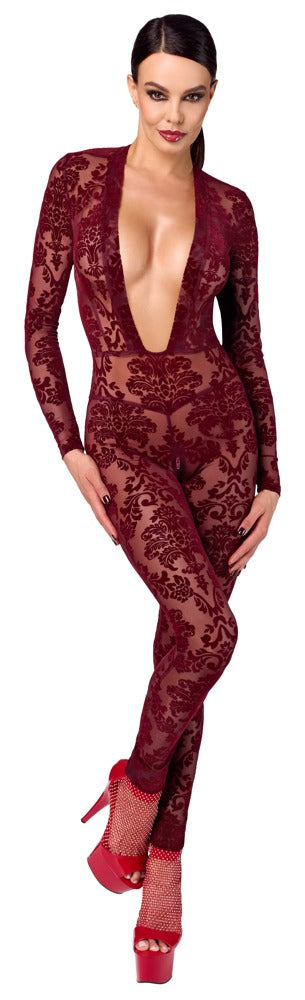 Model im Noir Kink Royal Langarm-Overall mit Flockprint in Burgundrot in schräger Vorderansicht