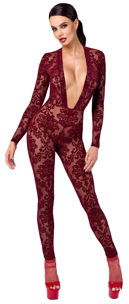 Model im Noir Kink Royal Langarm-Overall mit Flockprint in Burgundrot in der Vorderansicht
