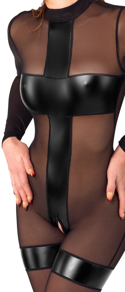Detailansicht des Noir transparenten Ouvert-Overalls mit Powerwetlook im Frontbereich