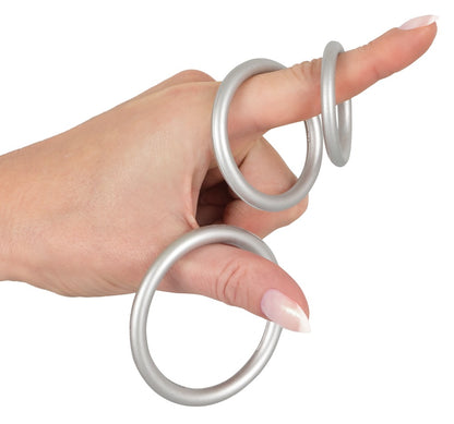 Flexible Anwendung eines Silikon Penisrings in der Hand dargestellt