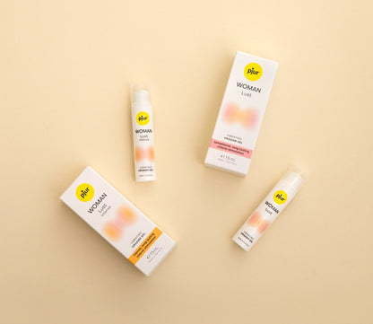 pjur WOMAN Lust Intense Stimulationsgel mehrere Produkte im minimalistischen Flatlay