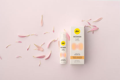 pjur WOMAN Lust Intense Stimulationsgel in ästhetischem Flatlay mit Blüten für intime Wellness