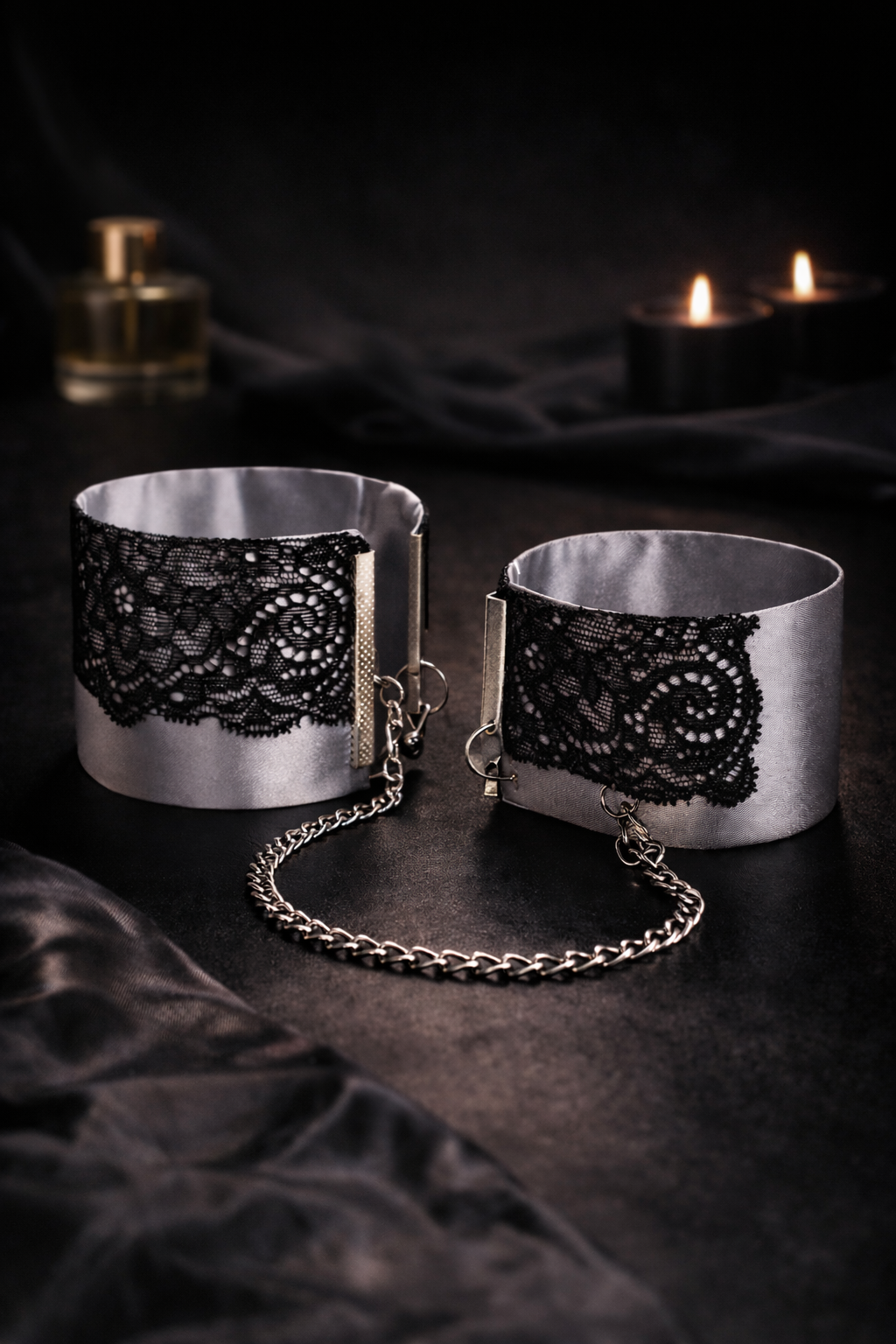Elegante Play Nice Satin und Spitzen Handfesseln von Fifty Shades of Grey