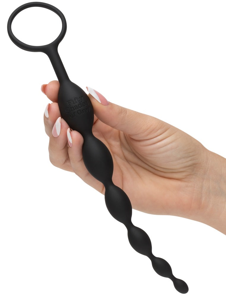 Flexible Analkette mit abgestuften Elementen und Fingerschlaufe für kontrollierte Anwendung