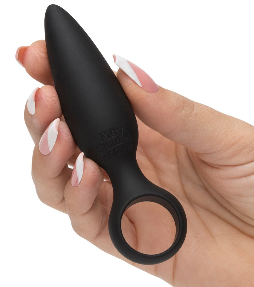 Analplug mit Fingerschlaufe in der Hand für sicheren und kontrollierten Einstieg