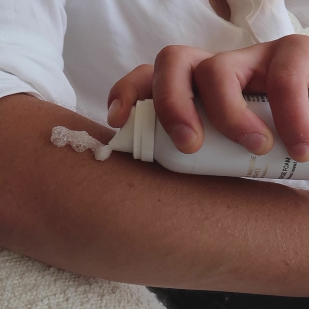 YESforLOV Fizzy Massage Foam bei der Anwendung auf der Haut während einer sinnlichen Körpermassage