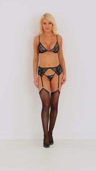 Model trägt das Kissable Straps-Dessousset in Schwarz mit Effektspitze, Strapsgurt und Strümpfen