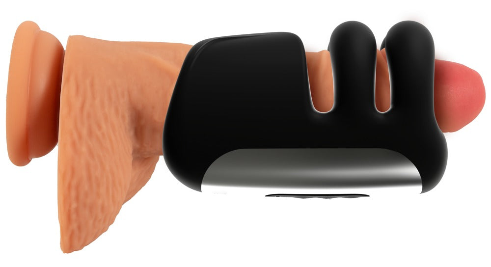 Rebel Pulse Grip Masturbator bei der Anwendung mit geöffneten Massagefingern am Penis