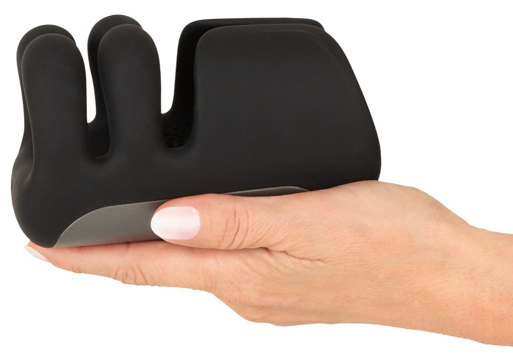 Rebel Pulse Grip Masturbator auf einer Hand zur Veranschaulichung der kompakten Größe