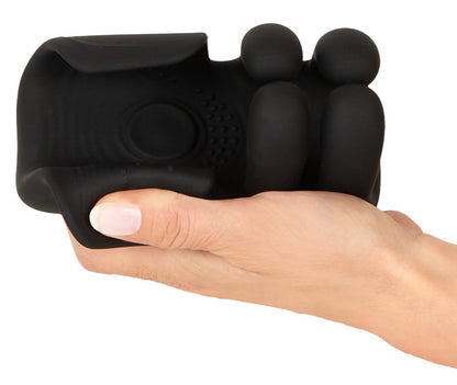 Rebel Pulse Grip Masturbator in der Hand mit flexiblen Silikonfingern