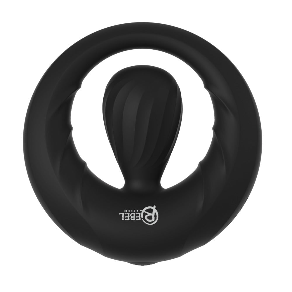 Schwarzer Rebel Vibro-Penisring mit flexiblem Vibro-Stimulator in schräger Produktansicht
