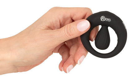 Rebel Vibro-Penisring in einer Hand zur Darstellung der flexiblen und kompakten Form