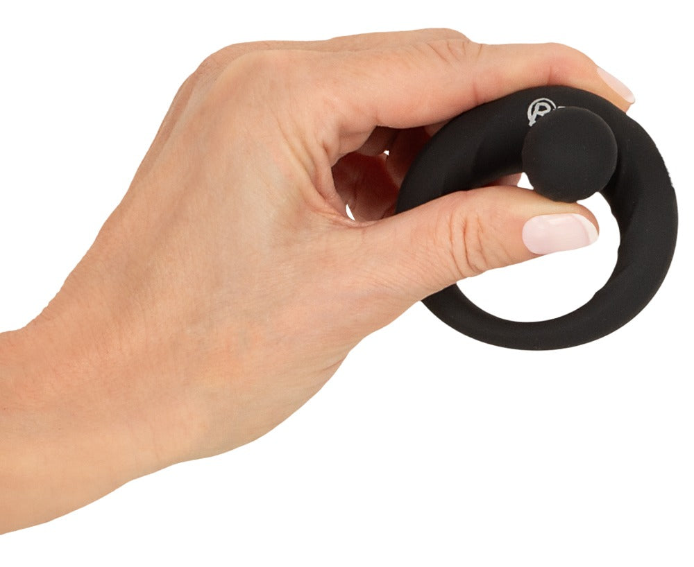 Rebel Vibro-Penisring in einer Hand zur Veranschaulichung von Größe und Handhabung