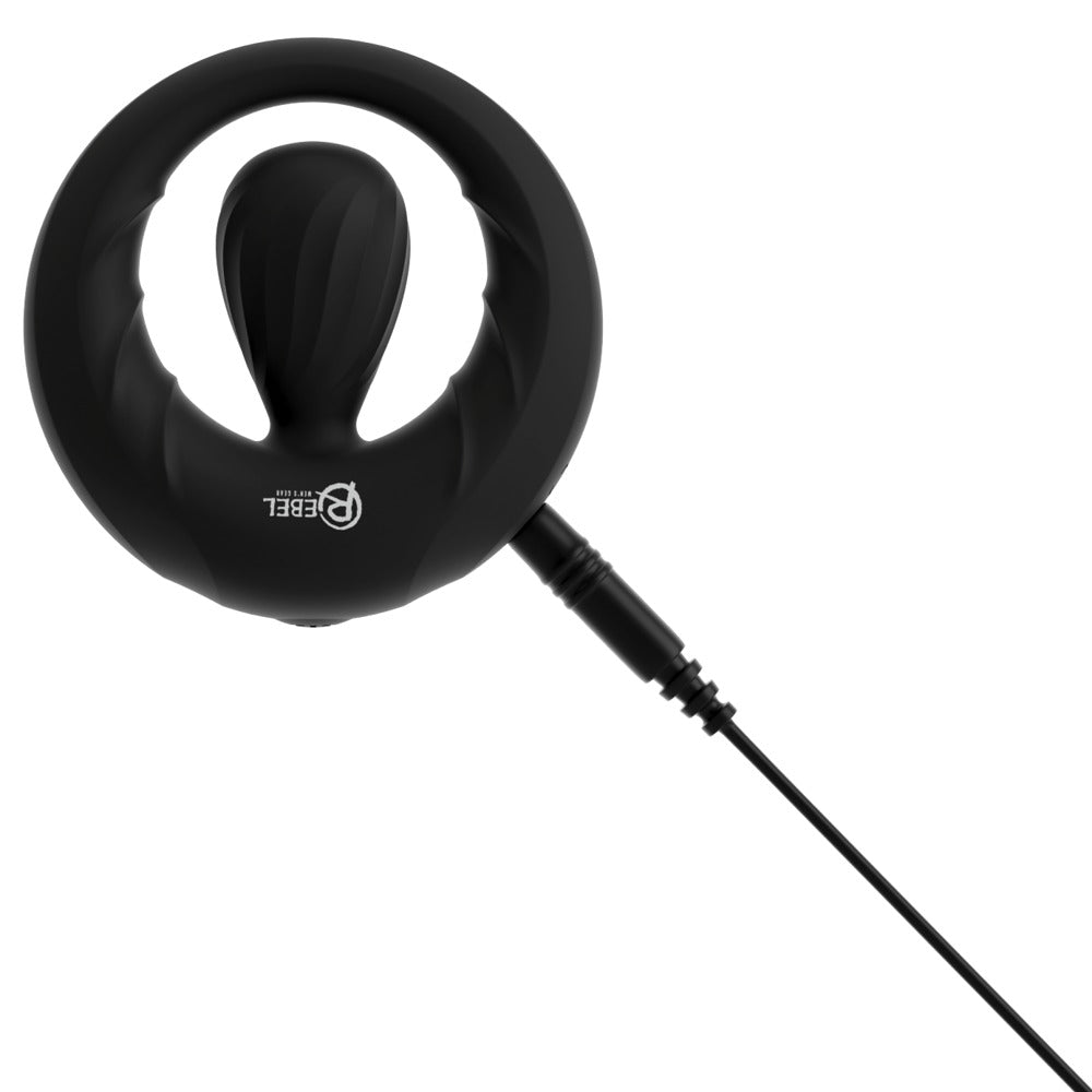 Rebel Vibro-Penisring beim Aufladen mit angeschlossenem Ladekabel