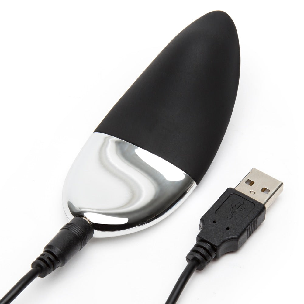 Auflegevibrator mit angeschlossenem USB-Ladekabel für komfortables Aufladen