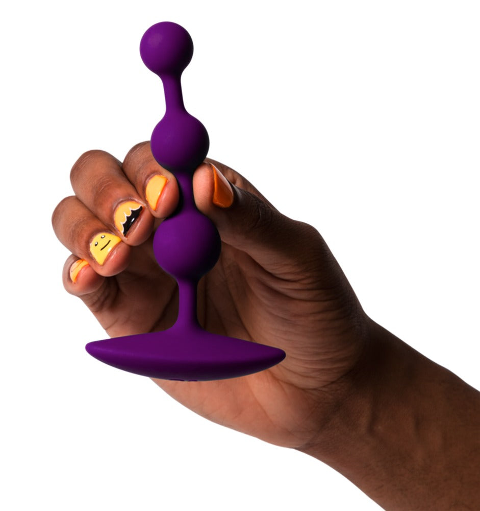 ROMP Amp Analkette aus Silikon in der Hand gehalten zur Veranschaulichung der Größe