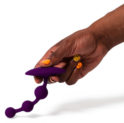Design der ROMP Amp Analkette mit drei Kugeln bei der Anwendung in der Hand